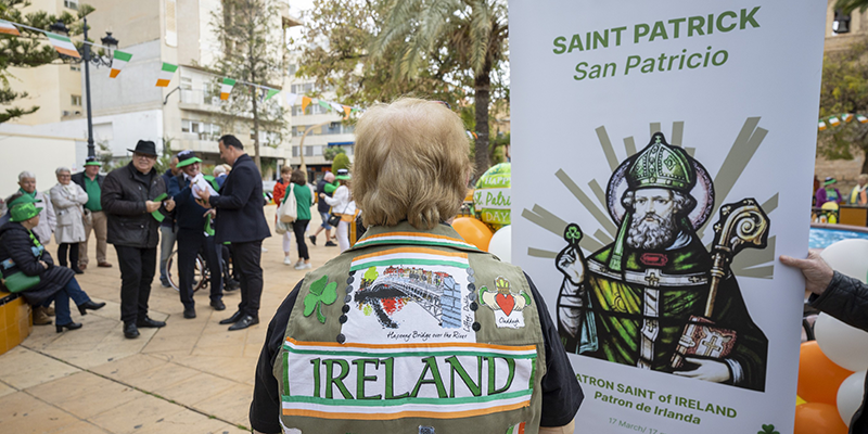 Celebración de San Patricio en la Plaza de la Constitución, Torrevieja. Ciudadanos irlandeses con vestimenta verde conmemorando el día de su patrón