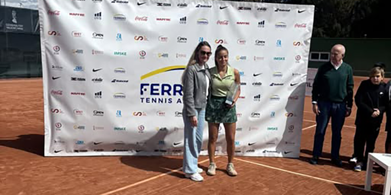 va3406-Charo Villena Charo Esquiva del Club de Tenis Torrevieja posando tras su victoria en el J300 Junior ITF de Villena en la academia de Juan Carlos Ferrero