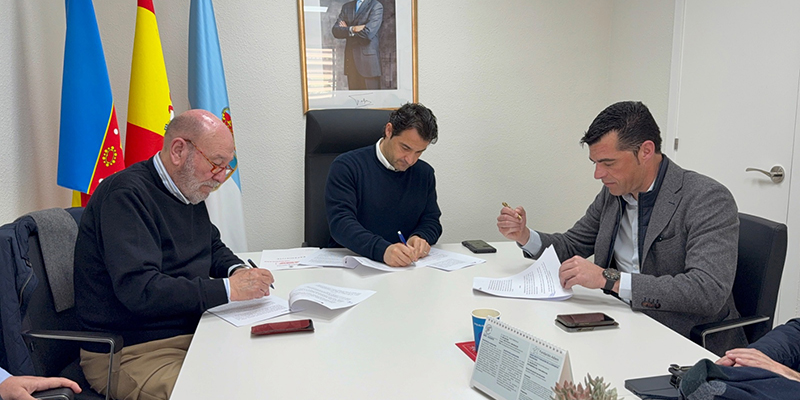 Firma del acuerdo entre la Generalitat Valenciana y la mercantil Explotaciones Agrícolas La Ceñuela S.L. junto al alcalde de Torrevieja, Eduardo Dolón