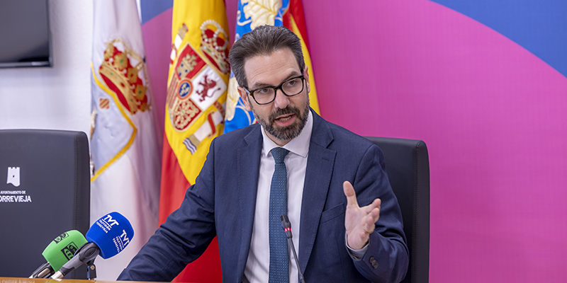 va3406-federico Federico Alarcón, concejal-secretario de la Junta de Gobierno Local, en rueda de prensa explicando la ampliación del plazo para la construcción de viviendas de protección pública en Torrevieja