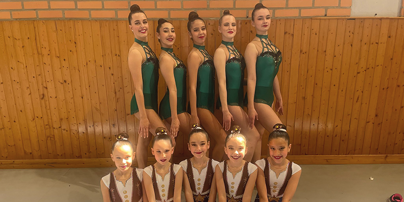 va3406-gr Grupo de gimnastas del Club Gimnasia Rítmica Torrevieja posando con sus trajes de competición antes de participar en los Jocs Sportius de la Comunidad Valenciana