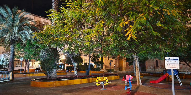 Plaza de la Constitución de Torrevieja a oscuras durante la Hora del Planeta