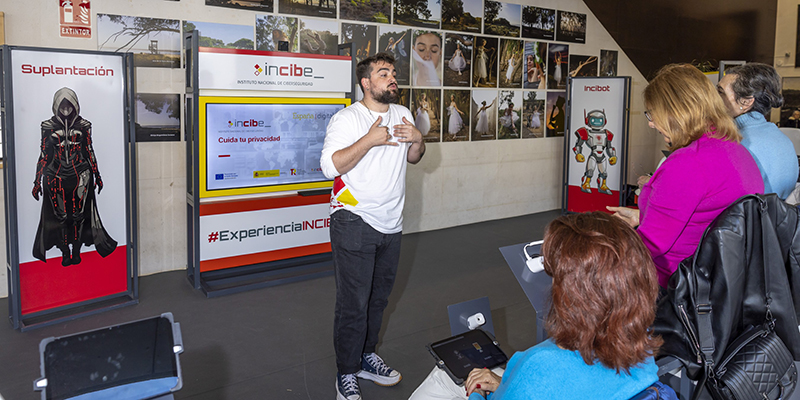 Dinamizador experto explicando conceptos de ciberseguridad en la #ExperienciaINCIBE en Torrevieja