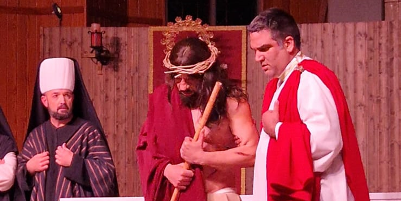 Representación de La Pasión de Cristo con Jesús siendo juzgado por Pilatos