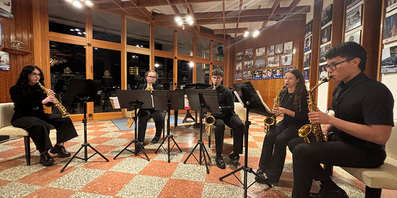 alt="Alumnos del Conservatorio de Torrevieja interpretando música de cámara en el Real Club Náutico"