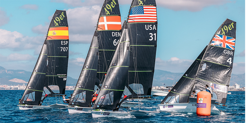 Regatistas en acción durante el Trofeo Princesa Sofía, competición internacional de vela.