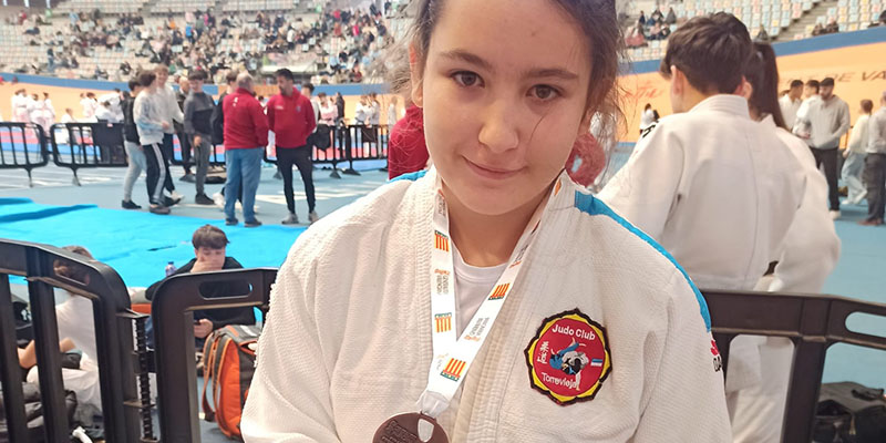 Judoka del Judo Club Torrevieja muestra su medalla de bronce tras competir en el Interprovincial de los Jocs Esportius 2025
