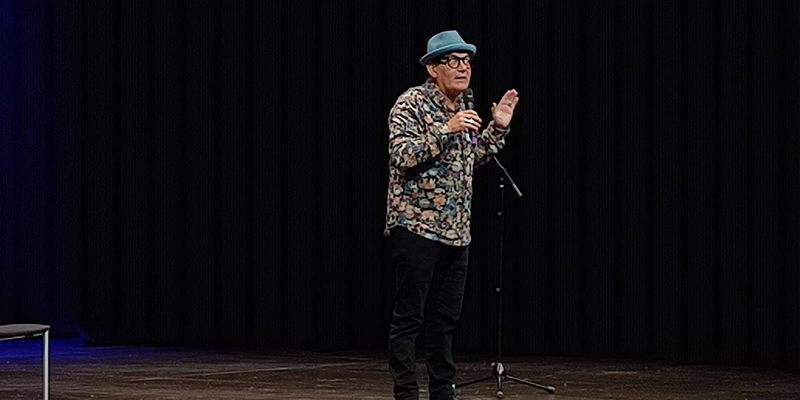 El humorista José Corbacho en plena actuación sobre el escenario del Teatro Municipal de Torrevieja con su monólogo “Ante todo mucha calma”