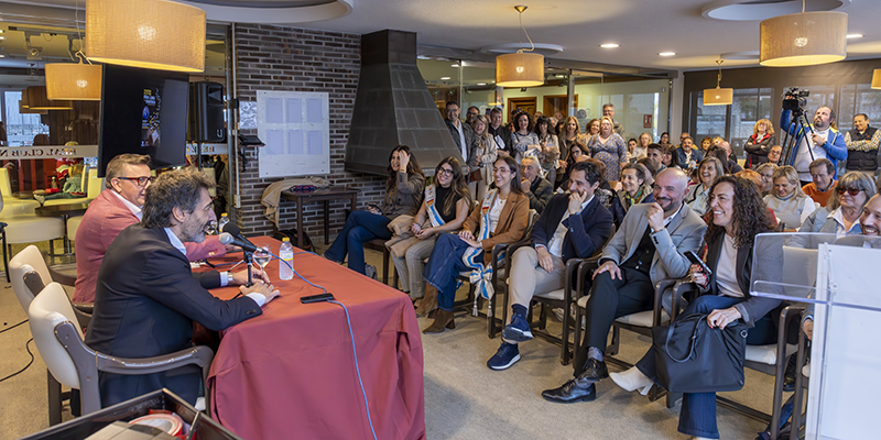 Charla inaugural de la XXVII Feria del Libro de Torrevieja con el escritor Juan del Val en el Real Club Náutico, acompañado por Antonio Aniorte