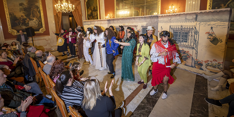 “Actuación de la chirigota Los Sangochaos en el Casino de Torrevieja durante su representación ‘Después de una semana seguimos con las mismas ganas’, con el público aplaudiendo.”