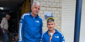 Foto de Javier García, remero del Real Club Náutico Torrevieja, posando con su entrenador tras ganar el oro en el Open de Primavera de Bañolas y clasificarse para el equipo paralímpico nacional