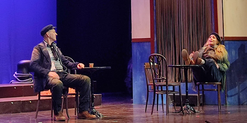 Representación de la zarzuela 'La Tabernera del Puerto' en el Teatro Municipal de Torrevieja, con escenografía del Café del Vapor y actores en escena