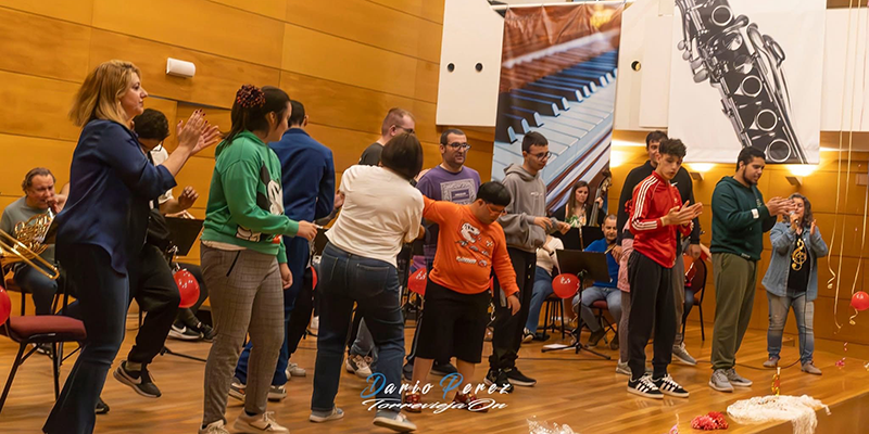 Jóvenes del colegio ALPE interactúan con músicos del Conservatorio en el Palacio de la Música durante el concierto escolar “Uniendo Corazones”