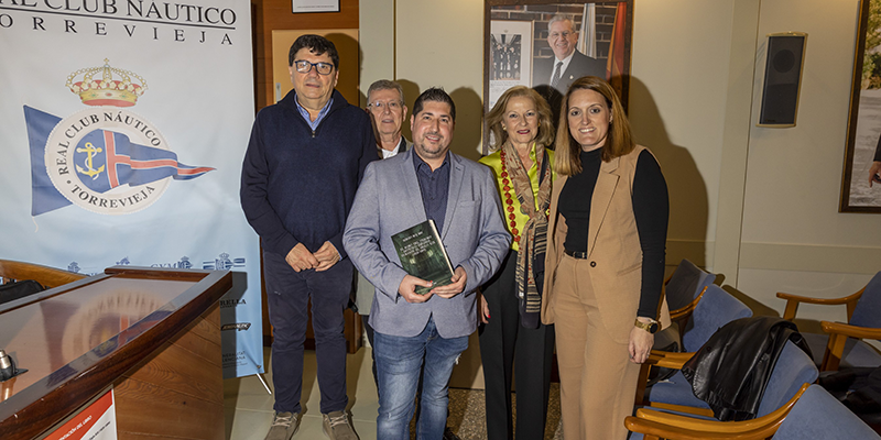 va3408-boj-2 El autor Sergio Boj junto a representantes del Real Club Náutico y del Aula UNED Torrevieja durante la presentación de su libro 'El robo del tesoro artístico español durante el Siglo XIX'.