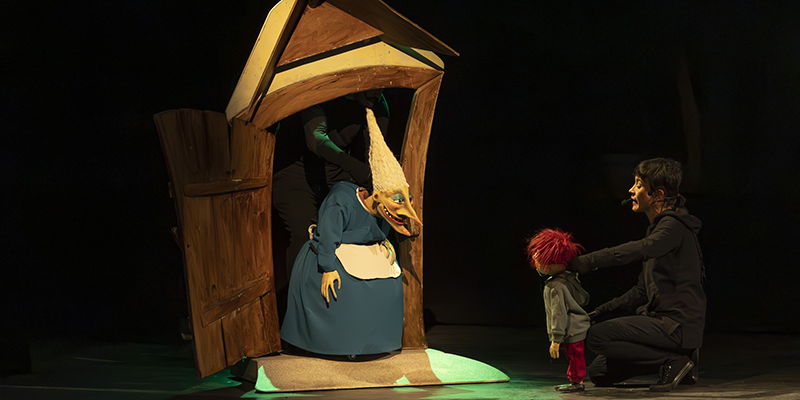 va3408-bruja1 Representación de la obra 'La bruja rechinadientes', donde la bruja aparece en la puerta de su casa frente a uno de los niños protagonistas, en el ciclo Teatro para Todos en Torrevieja