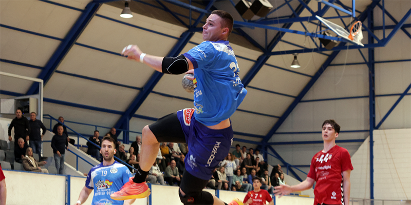 Ramón Mazón del Mare Nostrum Torrevieja lanza a portería en un momento clave del partido frente al Elda CEE