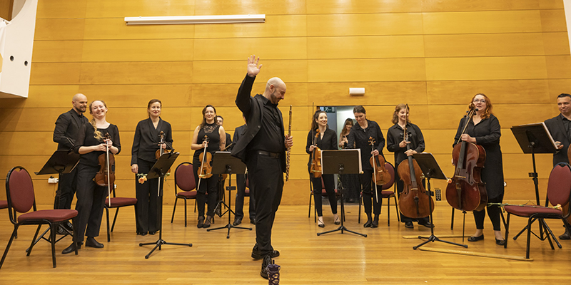 El Ensemble de ADDA·Simfònica agradece al público tras el concierto homenaje a Francisco Casanovas en Torrevieja