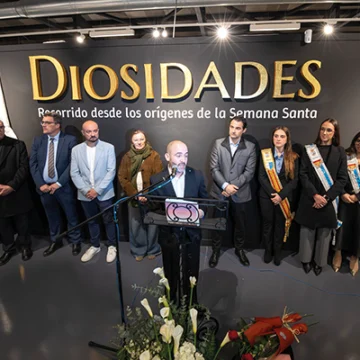 Inauguración de la exposición "Diosidades" en la Sala Vista Alegre, con autoridades y comisarios del proyecto