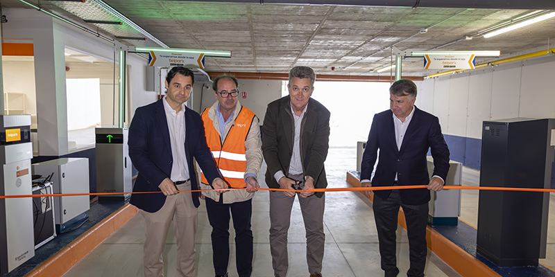 El alcalde Eduardo Dolón y el conseller Vicente Martínez cortan la cinta inaugural del nuevo aparcamiento subterráneo del Puerto de Torrevieja