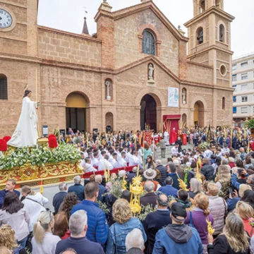 va3409-ramos Procesión del Domingo de Ramos frente a la Parroquia de la Inmaculada en Torrevieja, con las imágenes de Jesús Triunfante y San Juan Evangelista