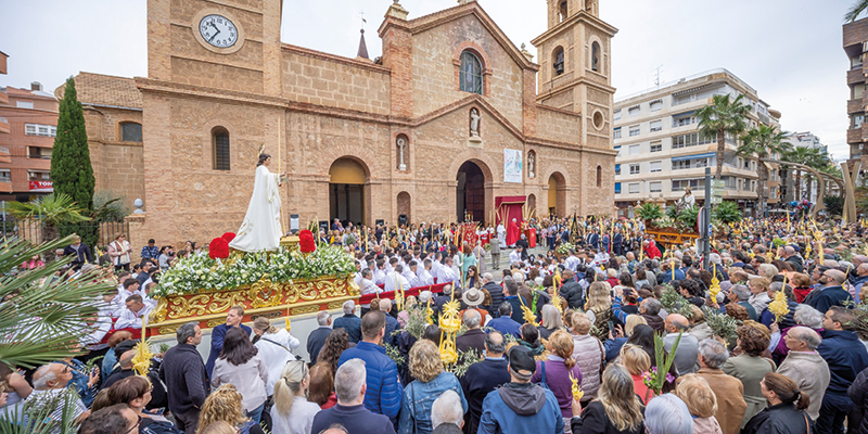 va3409-ramos Procesión del Domingo de Ramos frente a la Parroquia de la Inmaculada en Torrevieja, con las imágenes de Jesús Triunfante y San Juan Evangelista