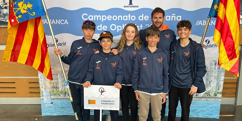 va3410-1 rcnt izanrogel Equipo del RCNT representando a la Comunidad Valenciana en el Campeonato de España de Optimist en Santander, con Izan Rogel y otros jóvenes regatistas junto a su entrenador