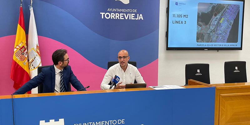El portavoz del equipo de gobierno y concejal secretario de la Junta de Gobierno Local, Federico Alarcón, junto al concejal de Educación, Ricardo Recuero, durante la rueda de prensa sobre la cesión de parcelas municipales para nuevos centros educativos en Torrevieja.