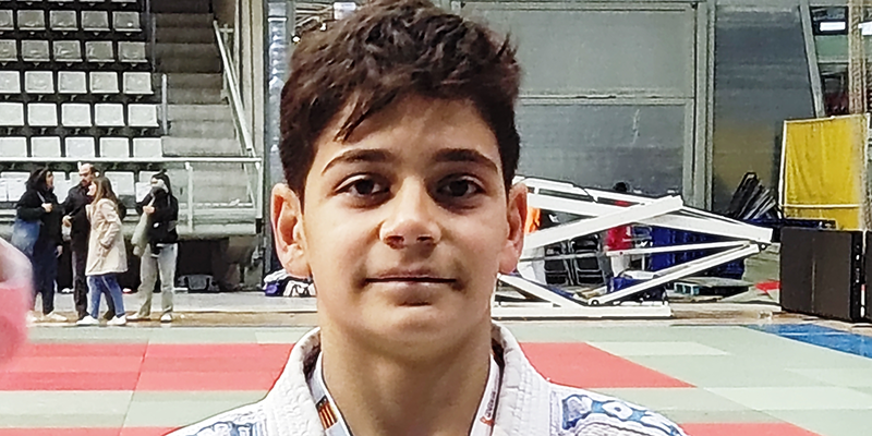 va3410-SABA alt=“Saba Berikashvili, judoka del Club Nozomi de Torrevieja, posa con su medalla y kimono tras ser convocado al Campeonato de España Infantil 2025.”