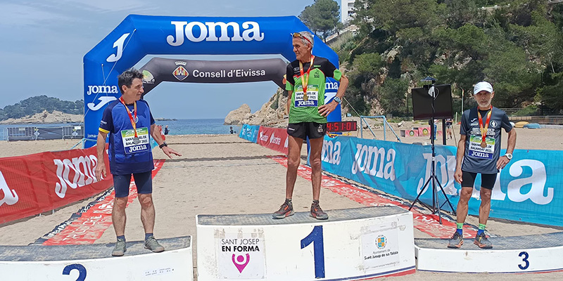 alt="Podio del Campeonato de España Máster de Trail en San Miguel de Balansat (Ibiza), con Francisco López Granero del Club Atletismo Puerto Torrevieja en tercera posición."