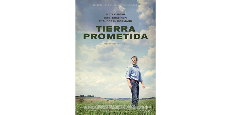 va3410-cinecritico Cartel promocional de la película Tierra Prometida, protagonizada por Matt Damon, con un paisaje de campo de fondo y el título en letras grandes sobre el cielo.