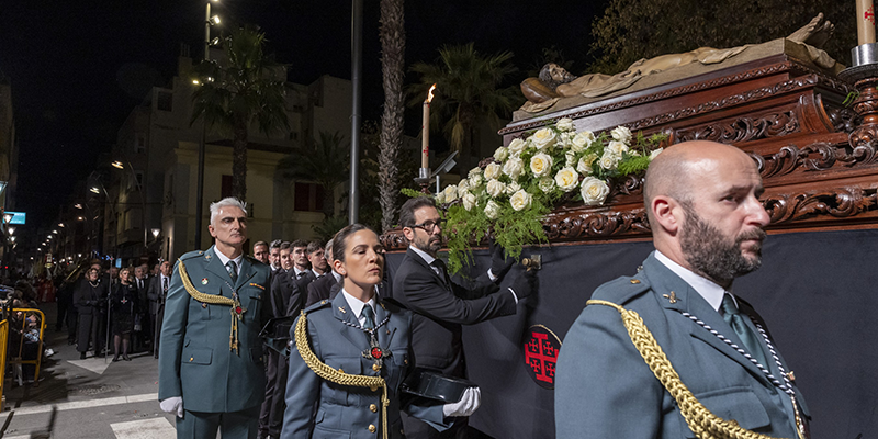 alt="El Cristo Yacente procesionando escoltado por la Guardia Civil durante el Santo Entierro de la Semana Santa de Torrevieja."