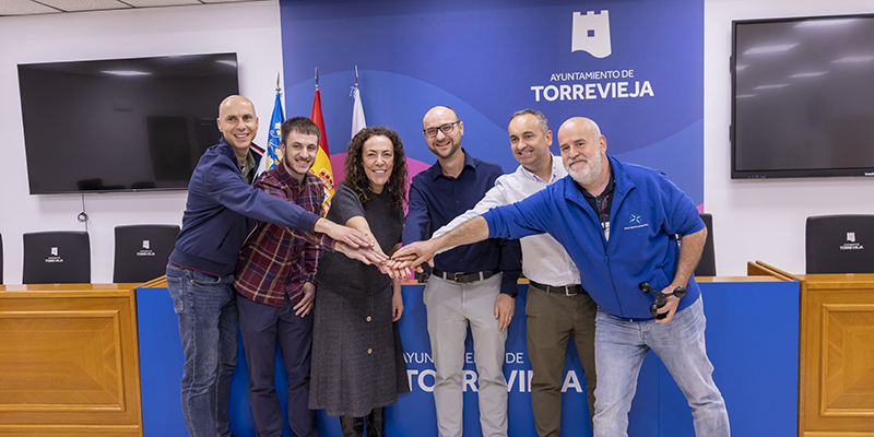 alt="Equipo del proyecto TorreviejaSensing.com formado por representantes de la UPV, TI·LAB, Sensing Tools, Proyecto Mastral y la concejalía de Turismo del Ayuntamiento de Torrevieja."