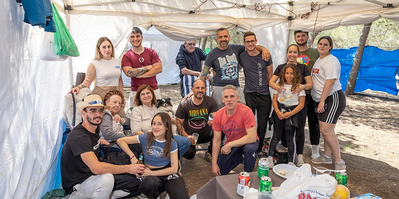 alt="Reunión de vecinos compartiendo comida típica durante la celebración de la mona de Pascua en el área natural de Lo Albentosa"