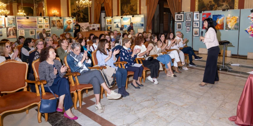 alt="Asistentes a la charla sobre fibromialgia en el Casino de Torrevieja organizada por ASIMEPP"