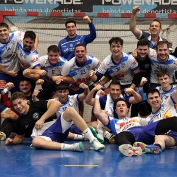 Jugadores del Club Balonmano Mare Nostrum celebran la victoria en el vestuario tras asegurar la permanencia en 1ª Nacional