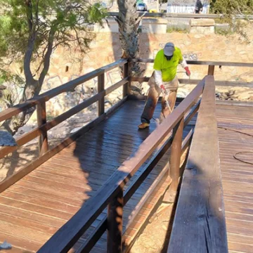 Trabajos de limpieza y mantenimiento en pasarelas de madera en las calas de Torrevieja, mejorando la accesibilidad y seguridad para los usuarios de cara al verano.