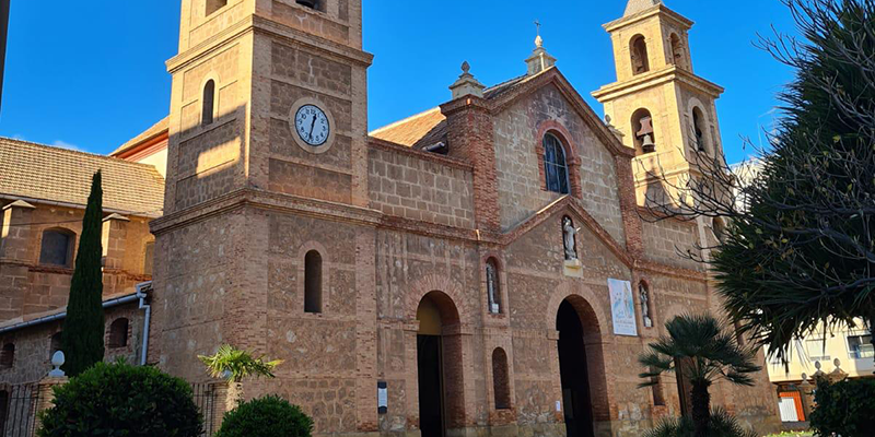 El reloj de la fachada de la Iglesia de la Inmaculada de Torrevieja marcó la hora exacta en la que se produjo el apagón masivo, dejando constancia del momento en que falló el suministro eléctrico