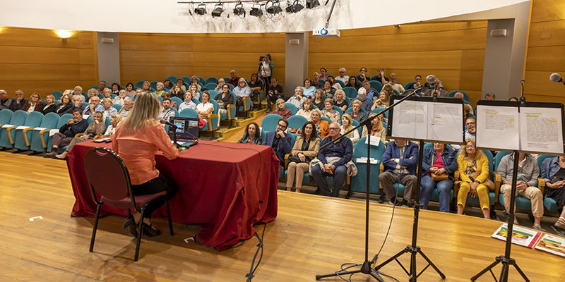 Vista general del público durante el acto de presentación del número 78 de Ars Creatio en el Palacio de la Música.