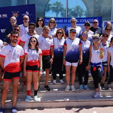 El equipo de veteranos del Club Remo Torrevieja durante la regata de la Liga SUMA en Benidorm, celebrada en aguas del Mediterráneo