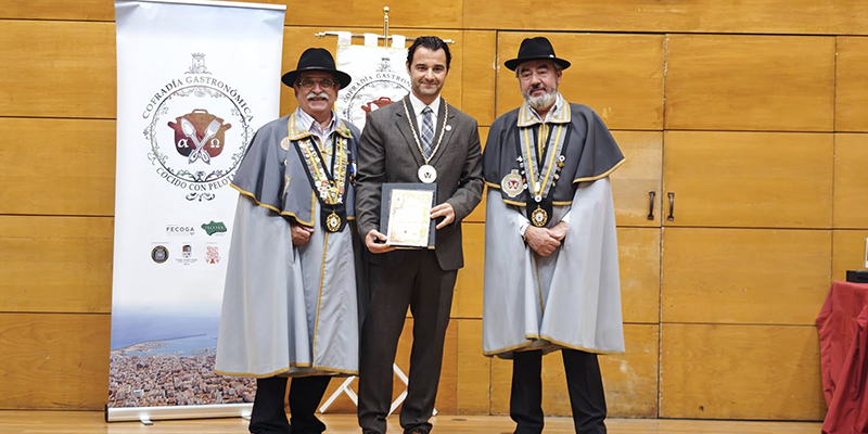 El alcalde de Torrevieja, Eduardo Dolón, nombrado Comendador por la Cofradía del Cocido con Pelotas, acompañado por el Gran Maestre José Antonio Bañuls y el Alter Maestre José Manuel Hernández, durante el Gran Capítulo celebrado en el Palacio de la Música.