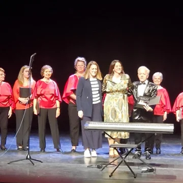 Miembros de la Coral Bella Torrevieja junto a Aníbal Cano, Maximiliano Merinero, la edil María José Ruiz y la presidenta de la Cofradía de la Piedad, Sandra Griñant, tras el concierto benéfico en el Centro Cultural Virgen del Carmen.