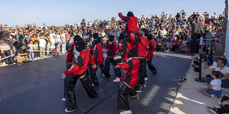 Maratón de Danza a Pie de Calle en el Paseo Marítimo de Torrevieja con la participación de academias locales, dentro del programa del Día Internacional de la Danza 2025.