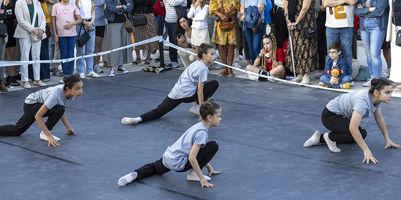 va3411-dia-danza2 Actuación de alumnas de escuelas de danza locales frente al público en el Paseo Marítimo Juan Aparicio, durante la celebración del Día Internacional de la Danza en Torrevieja.