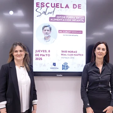 va3411-ecuela-salud Rosa Cañón, concejal de Salud Pública, y Laura Lorenzo, técnico de Salud Pública, presentan la primera edición de la Escuela de Salud de Torrevieja, junto al cartel informativo sobre la charla del Dr. Carlos González, titulada “Mitos fuera en la alimentación infantil”, que se celebrará el 8 de mayo de 2025 en el Real Club Náutico