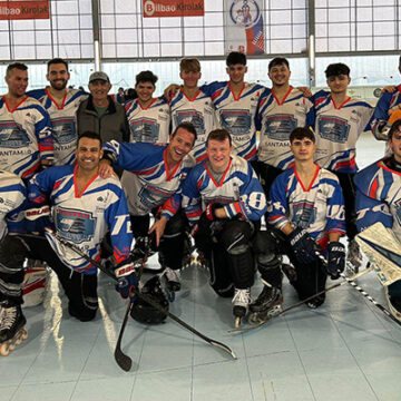 El equipo sénior de los Halcones de Torrevieja posa en pista tras finalizar terceros en la Liga Nacional Plata de hockey línea.