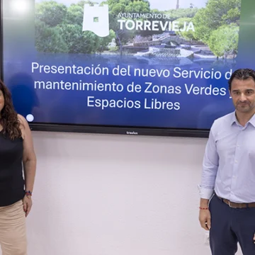 La concejal de Parques y Jardines, Concha Sala, y el alcalde Eduardo Dolón presentan el nuevo Servicio de Mantenimiento de Zonas Verdes de Torrevieja, que duplicará el personal y triplicará los recursos materiales para mejorar los espacios públicos