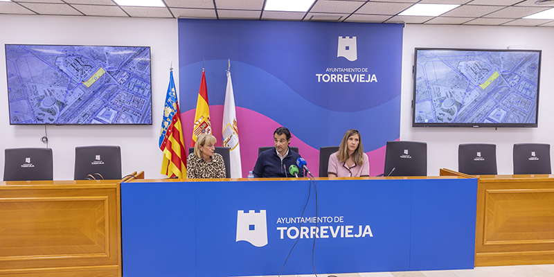 Imagen de la rueda de prensa en la que se muestra sobre plano la ubicación del futuro Centro de Día para el Alzheimer, ubicado junto al Hospital Quirón de Torrevieja, con intervención del alcalde Eduardo Dolón.