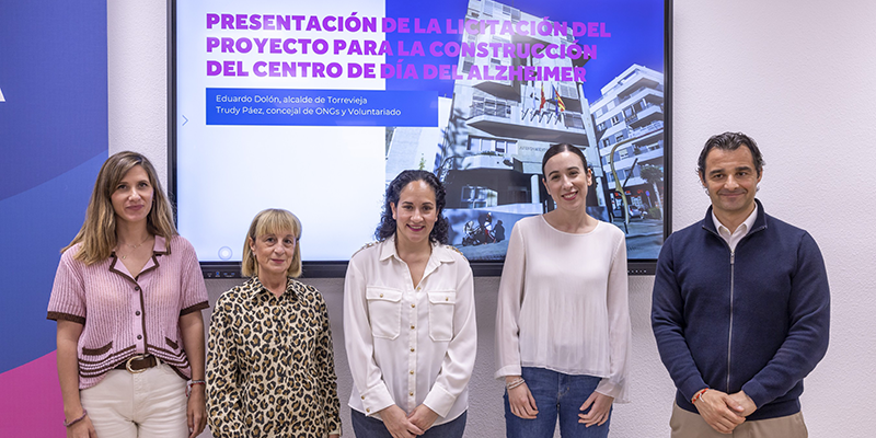 va3411-jgl2 Eduardo Dolón, alcalde de Torrevieja, y Trudy Páez, concejal de ONGs y Voluntariado, junto a representantes de AFA, presentan el proyecto del futuro Centro de Día para personas con Alzheimer.
