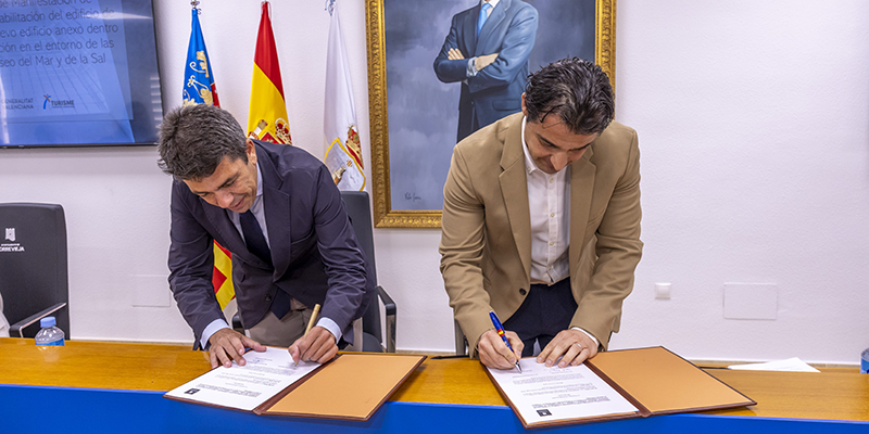 El presidente de la Generalitat Valenciana, Carlos Mazón, y el alcalde de Torrevieja, Eduardo Dolón, firman el acuerdo de manifestación de intenciones para rehabilitar la Fábrica de Hielo y construir un nuevo edificio anexo junto al Museo del Mar y de la Sal.