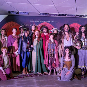 El elenco de El Médico, el musical posa tras la representación en el photocall oficial del Teatro Municipal de Torrevieja